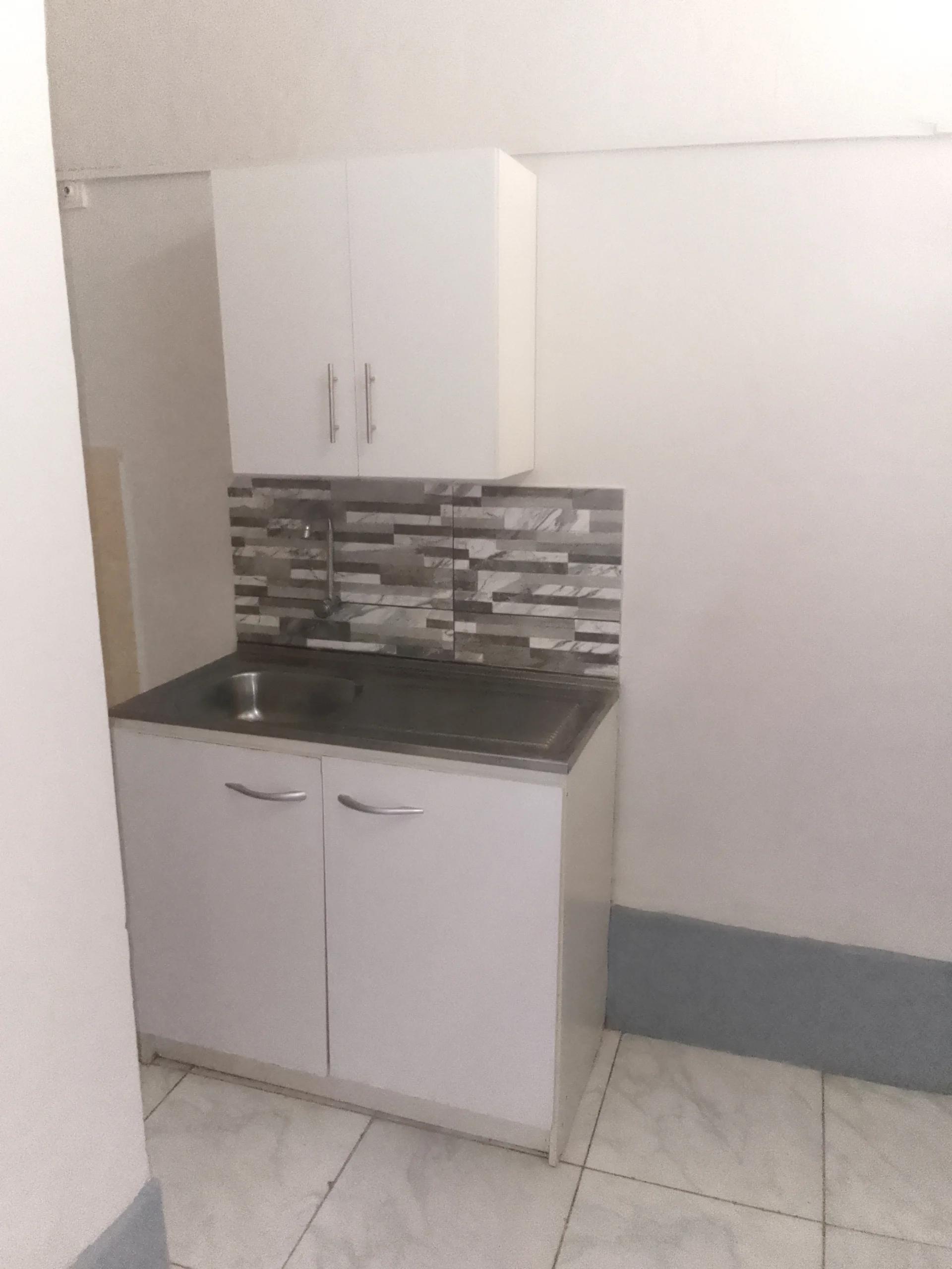 Mini departamento con baño privado con terma, cocina con reposteros altos y bajos, lavandería con conexión para lavadora, clóset grande, con entrada independiente y en primer piso 