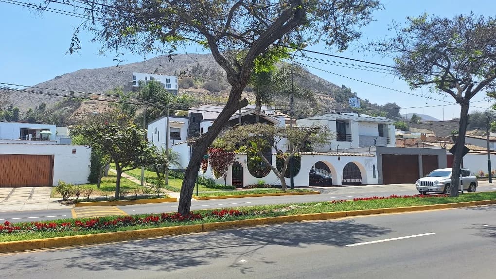 PRECIOSA CASA - MUY BUENA UBICACIÓN - ZONA DE LA LAGUNA - 5 DORMITORIO - 6 BAÑOS - PISCINA - ZONA DE PARRILLA CON HORNO