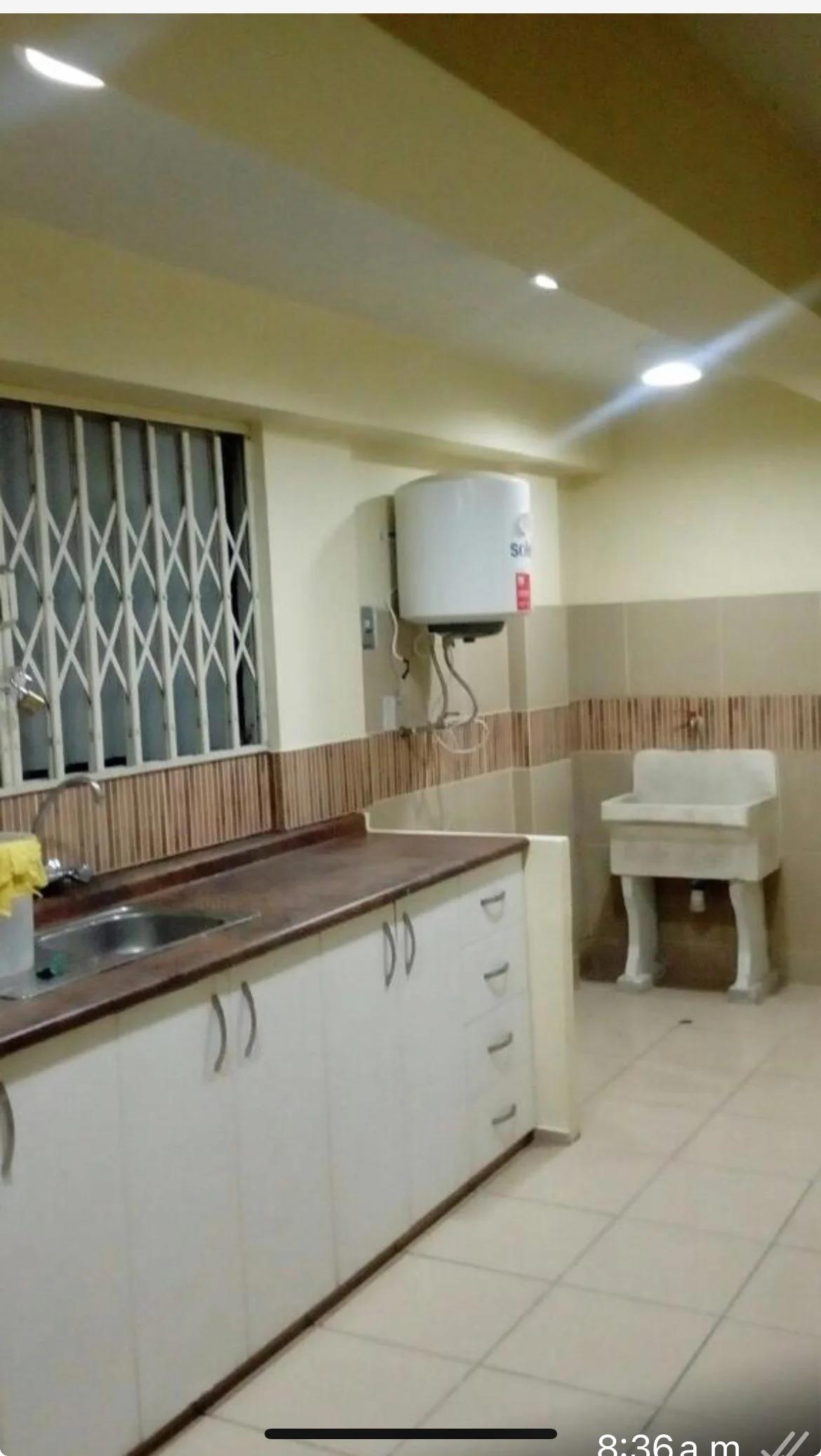 Alquilo departamento primer piso 3 dormitorios, 2 baños , una cochera techo , patio interior, sala amplia comedor cocina lavandería